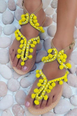 Hot Lava Sandalen Lulu Pom Pom Geel